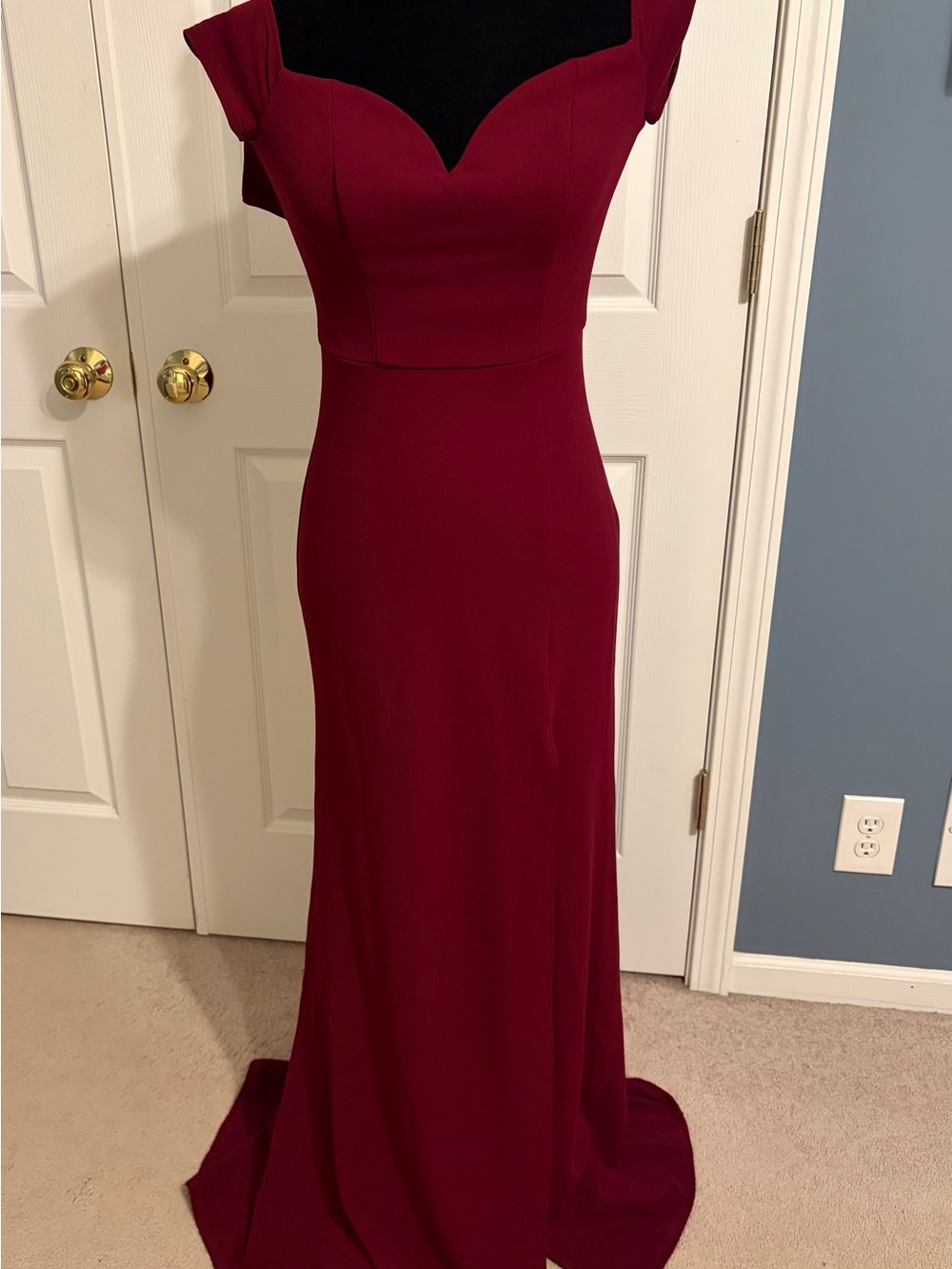 B Darlin Burgundy Elegant Off-Shoulder long gown Like new, size Junior 3/4